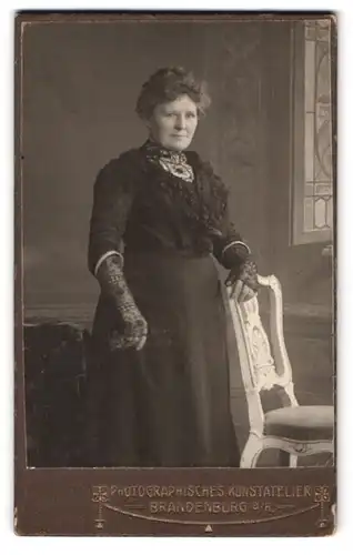 Fotografie Photographisches Kunstatelier, Brandenburg a. H., Portrait ältere Dame im hübschen Kleid