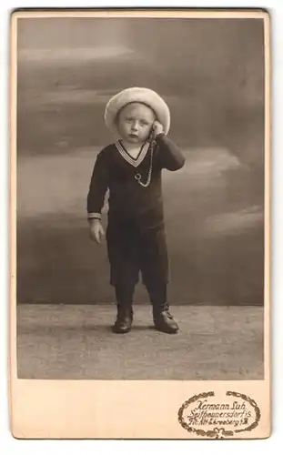 Fotografie Hermann Luh, Seifhennersdorf i /S., Portrait kleiner Junge im Matrosenhemd mit Hut