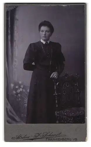 Fotografie J. Schmit, Frankenberg i /S., Portrait junge Dame im schwarzen Kleid