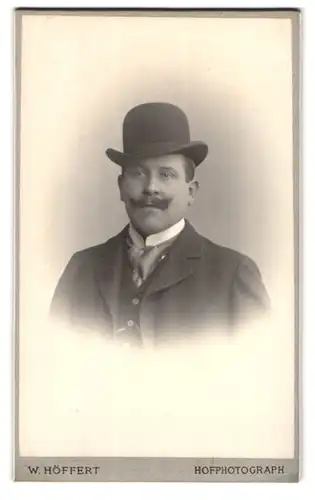 Fotografie W. Höffert, Berlin, Unter den Linden 24, Portrait modisch gekleideter Herr mit Moustache
