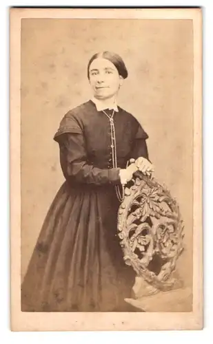 Fotografie L. Henry, Mons, Marché aux Poulets 3, Portrait junge Dame in modischer Kleidung