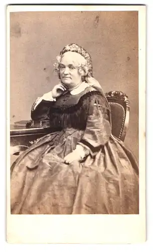 Fotografie Victoire, Lyon, Rue St. Pierre, 22, Portrait ältere Dame in hübscher Kleidung mit Haube