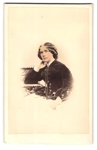 Fotografie A. Crowe, Stirling, Portrait junge Dame in modischer Kleidung