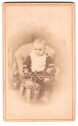 Fotografie Robert Schneider, Bischofswerda, Portrait niedliches Kleinkind in hübscher Kleidung