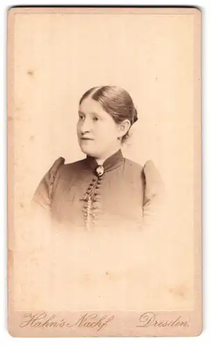 Fotografie Hahn`s Nachfl., Dresden, Waisenhaus-Str. 30, Portrait junge Dame mit Kragenbrosche