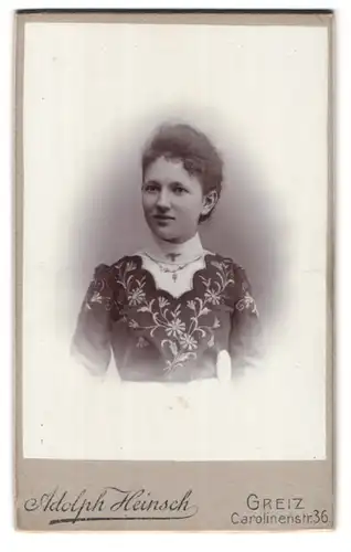 Fotografie Adolph Heinsch, Greiz, Carolinenstrasse 36, Portrait junge Dame im modischen Kleid