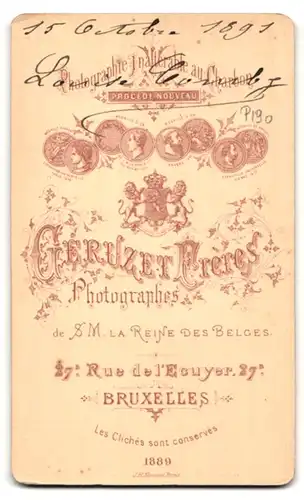 Fotografie Géruzet Frères, Bruxelles, 27 B, Rue de l`Ecuyer, 27 B, Portrait junge Dame im modischen Kleid