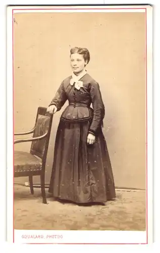 Fotografie Photographie Goualard, Beaune, 10, Avenue de la Gare, Portrait junge Dame in modischer Kleidung