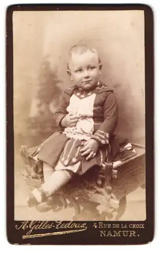 Fotografie A. Gilles-Ledoux, Namur, 4 Rue de la Croix, Portrait kleines Mädchen in modischer Kleidung