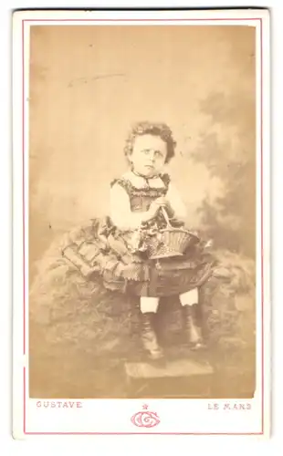 Fotografie Gustave, Le Mans, Portrait kleines Mädchen im Kleid mit Korb