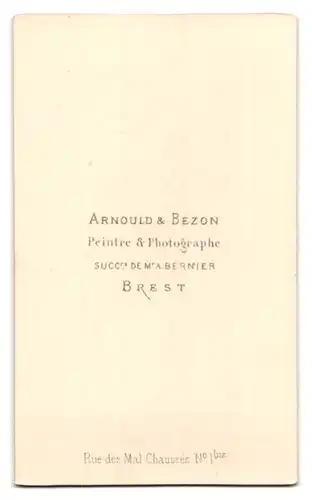 Fotografie Arnoukld & Bezon, Brest, Rue des Mal Chaussées 1 bis, Portrait junge Dame mit moderner Frisur
