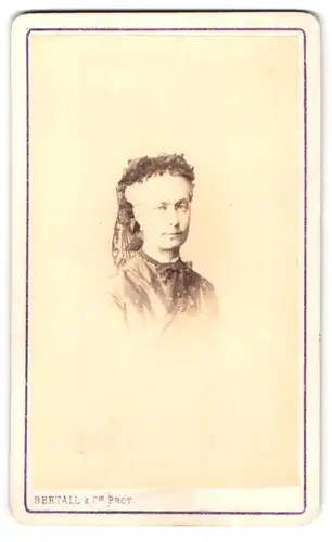 Fotografie Bertall & Cie., Paris, Rue Boissy d`Anglas, 33, Portrait ältere Dame mit Haube und Kragenschleife