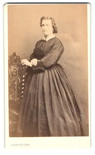 Fotografie Sabatier, Puy-en-Velay, Dame in einem schwarzem Kleid mit Knöpfen