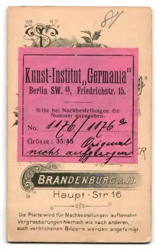 Fotografie Selle & Kuntze, Brandenburg / Havel, Hauptstrasse 16, Dame in einem besticktem Rüschenkleid