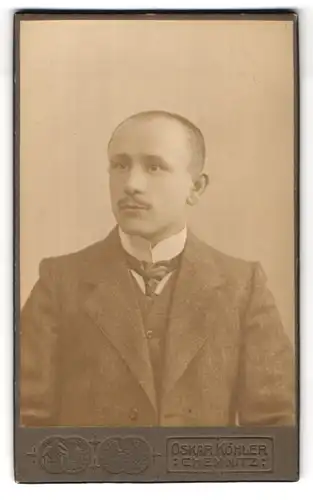 Fotografie Oskar Köhler, Chemnitz, Poststrasse 11, Junger Mann mit kurzen Haaren in Anzug mit Weste