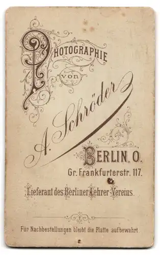 Fotografie A. Schörder, Berlin, Gr. Frankfurterstr. 117, Alte Dame in schlichtem Kleid mit Buch