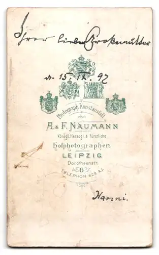 Fotografie A. & F. Naumann, Leipzig, Dorotheenstrasse 6, Niedliches Mädchen mit Haarband, Puppe und Sommerkleid