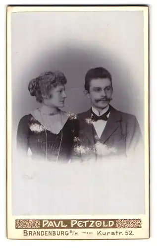 Fotografie Paul Petzold, Brandenburg / Havel, Kurstr. 52, Mann mit Brille und Schnurrbart und Frau mit Lochen in Kleid