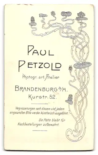 Fotografie Paul Petzold, Brandenburg / Havel, Kurstr. 52, Mann mit Brille und Schnurrbart und Frau mit Lochen in Kleid