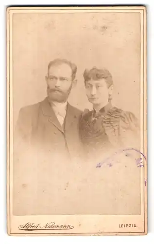 Fotografie Alfred Naumann, Leipzig, Dorotheenstrasse, Mann mit Vollbart und Frau in Rüschenkleid