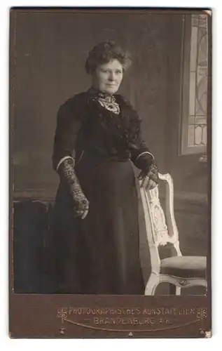 Fotografie unbekannter Fotograf, Brandenburg / Havel, Feine Dame in Rüschenkleid mit Spitzenhandschuhen