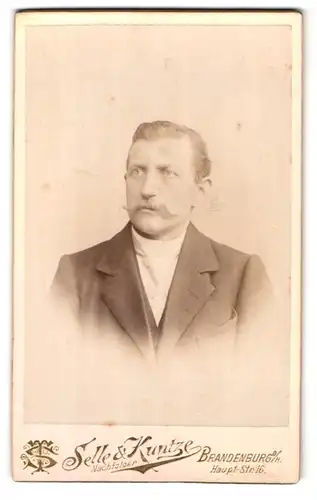 Fotografie Selle & Kuntze, Brandenburg / Havel, Hauptstr. 16, Herr mit Seitenscheitel und Schnurrbart in Anzug