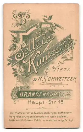 Fotografie Selle & Kuntze, Brandenburg / Havel, Hauptstr. 16, Herr mit Seitenscheitel und Schnurrbart in Anzug