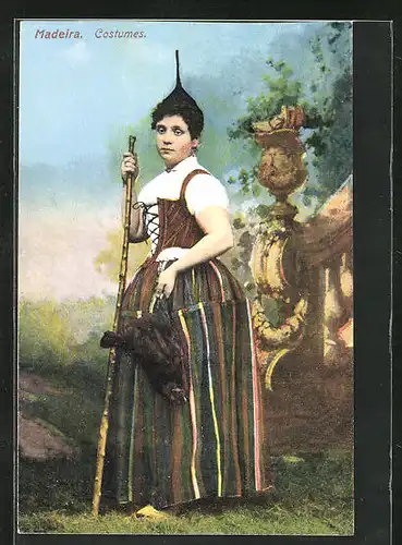 AK Madeira, Costumes, Portugiesin in Tracht mit Huhn