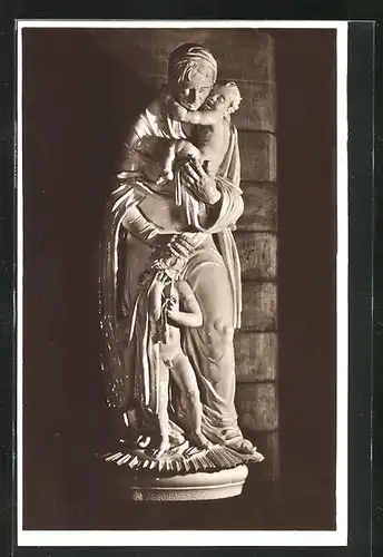 AK Meissen, Kriegergedächtniskirche, Porzellanfigur Frau mit einem Jungen und Kleinkind
