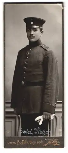 Fotografie Atelier Kolby, Ort unbekannt, Portrait Soldat Dietsch, Schulterstück Regt. 134