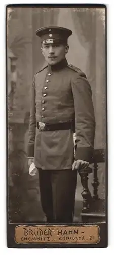 Fotografie Brüder Hahn, Chemnitz, Königstr. 21, Portrait junger sächsischer Soldat, Schulterstück Regt. 134