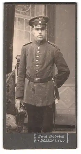 Fotografie Paul Dobrick, Döbeln i. Sa., Bahnhofstr. 71, Portrait Soldat trägt Bajonett mit Portepee am Koppel