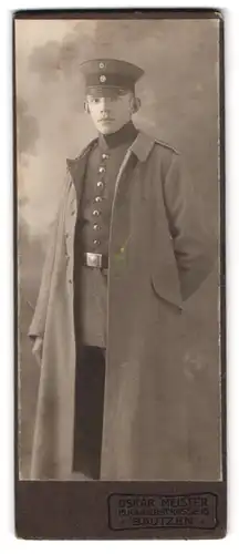 Fotografie Oskar Meister, Bautzen, Kaiserstrasse 15, Portrait junger Soldat im Uniformmantel