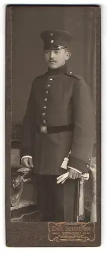 Fotografie Emil Schröter, Berlin-Spandau, Potsdamerstr. 31 /32, Portrait Soldat in Ausgehuniform, Bajonett mit Portepee