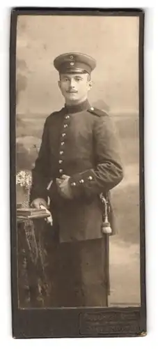 Fotografie Fr. Meltz, Quedlinburg, Heiligegeiststr. 11-12, Portrait Soldat mit Bajonett am Koppel, Schulterstk. Regt. 16