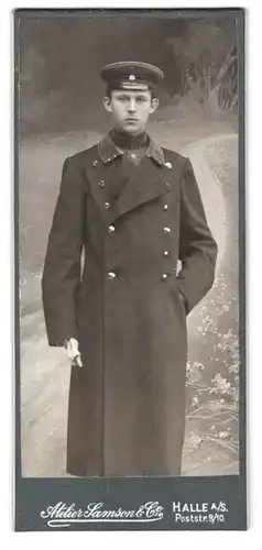 Fotografie Atelier Samson & Co., Halle a/S., Poststr. 9/10, Portrait junger Soldat im Uniformmantel