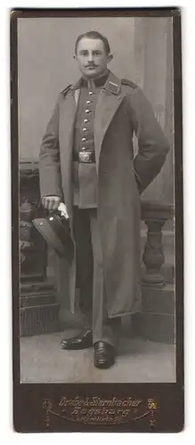 Fotografie Drabe & Sternbacher, Augsburg, Morellstr. 27, Portrait bayrischer Soldat im Mantel mit Kragenspiegel