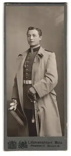 Fotografie L. Hermstroff, Metz, Priesterstr. 11, Portrait Soldat, Degen mit Portepee, Mantel mit Kragenspiegel