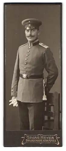 Fotografie Georg Meyer, Braunschweig, Bankplatz 3, Portrait Gardesoldat, Einjährig Freiwilliger