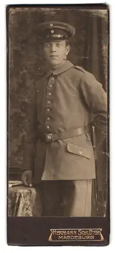 Fotografie Hermann Schlüter, Magdeburg, Soldat in Feldgrau, Schulterstück Rgt. 4