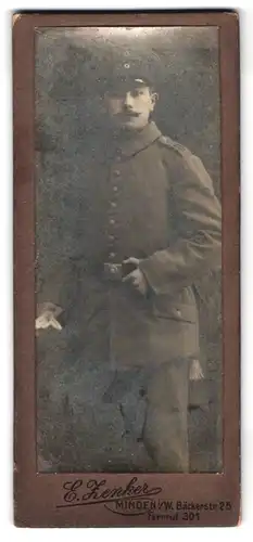 Fotografie E. Zenker, Minden i/W., Bäckerstr. 25, Portrait Soldat in Felduniform, Schulterstück Regt. 10