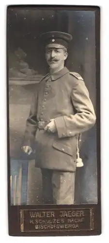 Fotografie Walter Jaeger, Bischofswerda, Portrait Soldat mit Uniformmütze in Feldgrau, Schulterstück Regt. 103