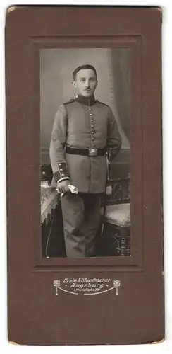 Fotografie Drabe & Sternbacher, Augsburg, Morellstr. 27, Portrait Soldat des Sanitätsdienstes, Ärmelabzeichen