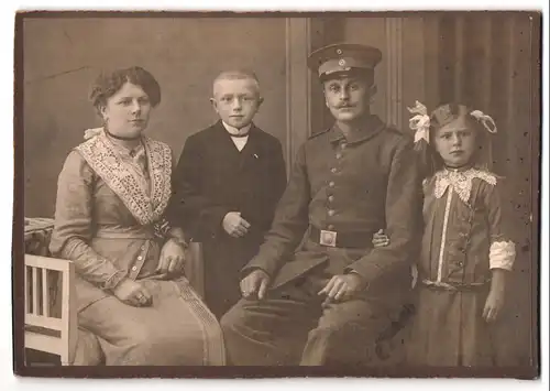 Fotografie Emil Hoppe, Hartmannsdorf, Portrait Soldat in Felduniform mit Kinder und Ehefrau