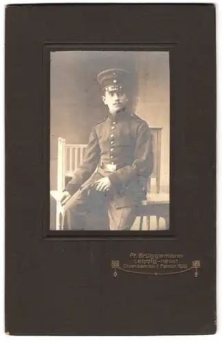 Fotografie Fr. Brüggemann, Leipzig-Neust., Eisenbahnstr. 1, Portrait sächsischer Soldat in Ausgehuniform