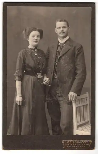 Fotografie Herm. Krausse, Steinbach /Erzg., Portrait junges Paar in modischer Kleidung