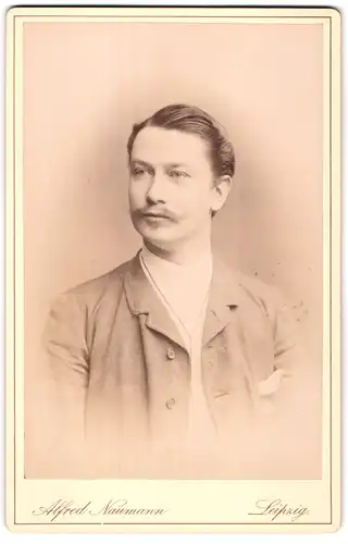 Fotografie Alfred Naumann, Leipzig, Dorotheenstrasse, Portrait junger Mann in modischer Kleidung