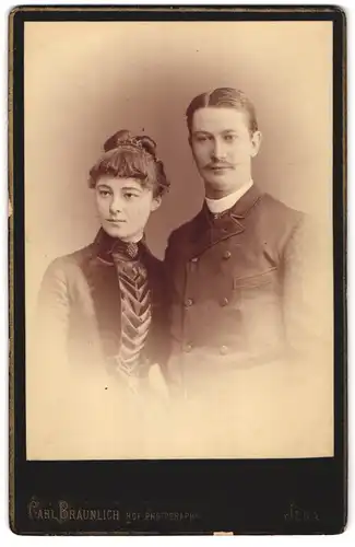 Fotografie Carl Bräunlich, Jena, Portrait junges Paar in modischer Kleidung