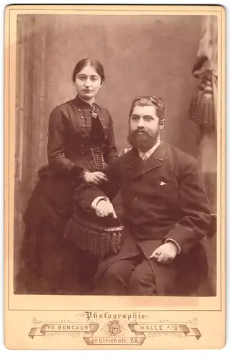 Fotografie Fr. Benckert, Halle a /S., Gr. Ulrichstrasse 28, Portrait junges Paar in modischer Kleidung