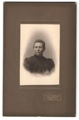 Fotografie Hans Schneider, Coburg, Portrait junge Dame im eleganten Kleid